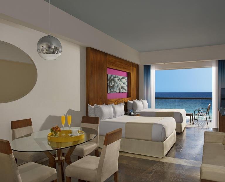 Altitude junior suite swimout ocean front Hotel Krystal Grand® Los Cabos