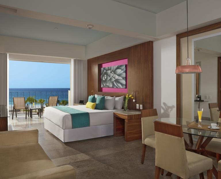 Junior suite ocean view king bed Hotel Krystal Grand® Los Cabos