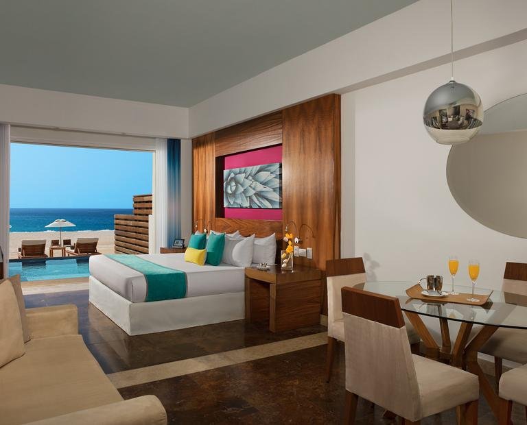 Altitude junior suite swimout ocean front king Hotel Krystal Grand® Los Cabos