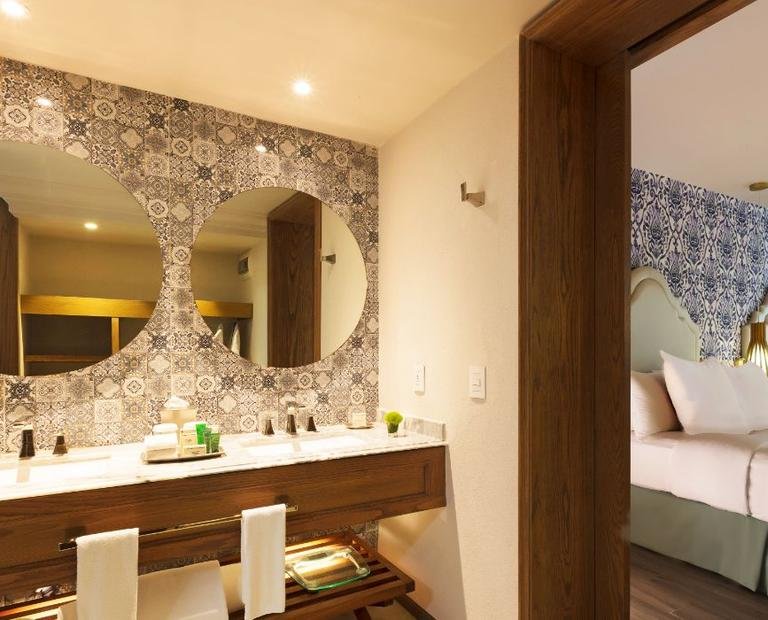 Jr. suite hacienda swim out Hotel Krystal Grand® Puerto Vallarta