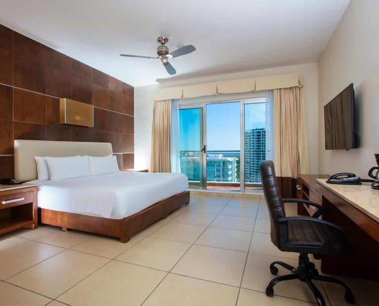 Estándar cama king size Hotel Krystal Urban Cancún & Beach Club